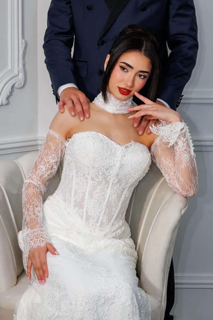 Mariée et marié enlacés, tour de cou en dentelle
