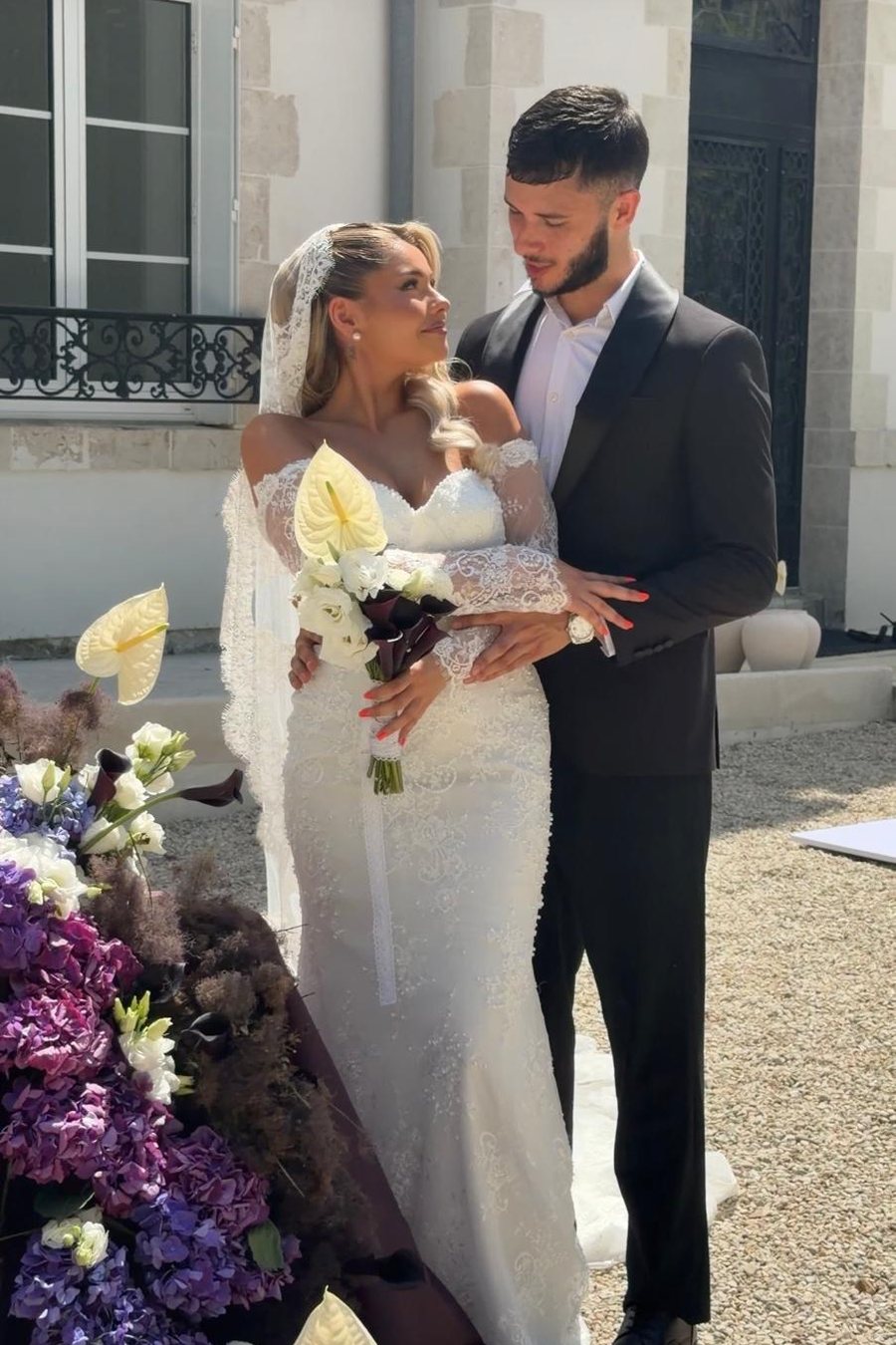 Mariés se regardant tendrement, robe sirène en dentelle