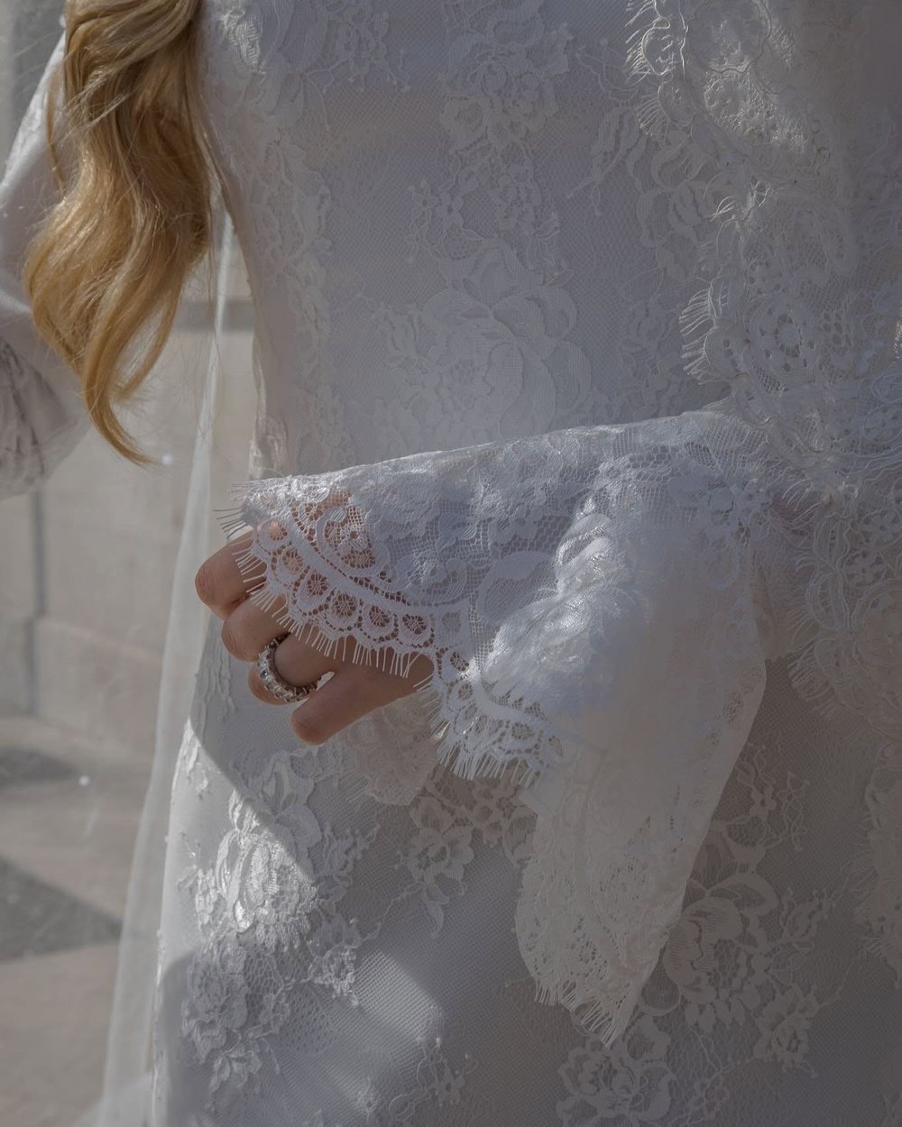 Détail de la dentelle d'une manche, brodée et festonnée